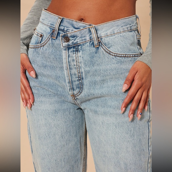 Fashion Nova Crossover Straight Leg Jeans - Light Blue Wash Size 1 - Picture 7 of 9